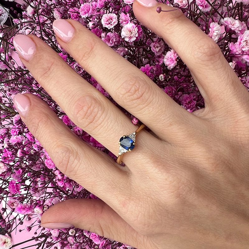 SAPPHIRE & TRILLIANT DIAMOND RING